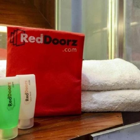 Reddoorz Plus @ Jalan Pemuda Jakarta Exterior photo