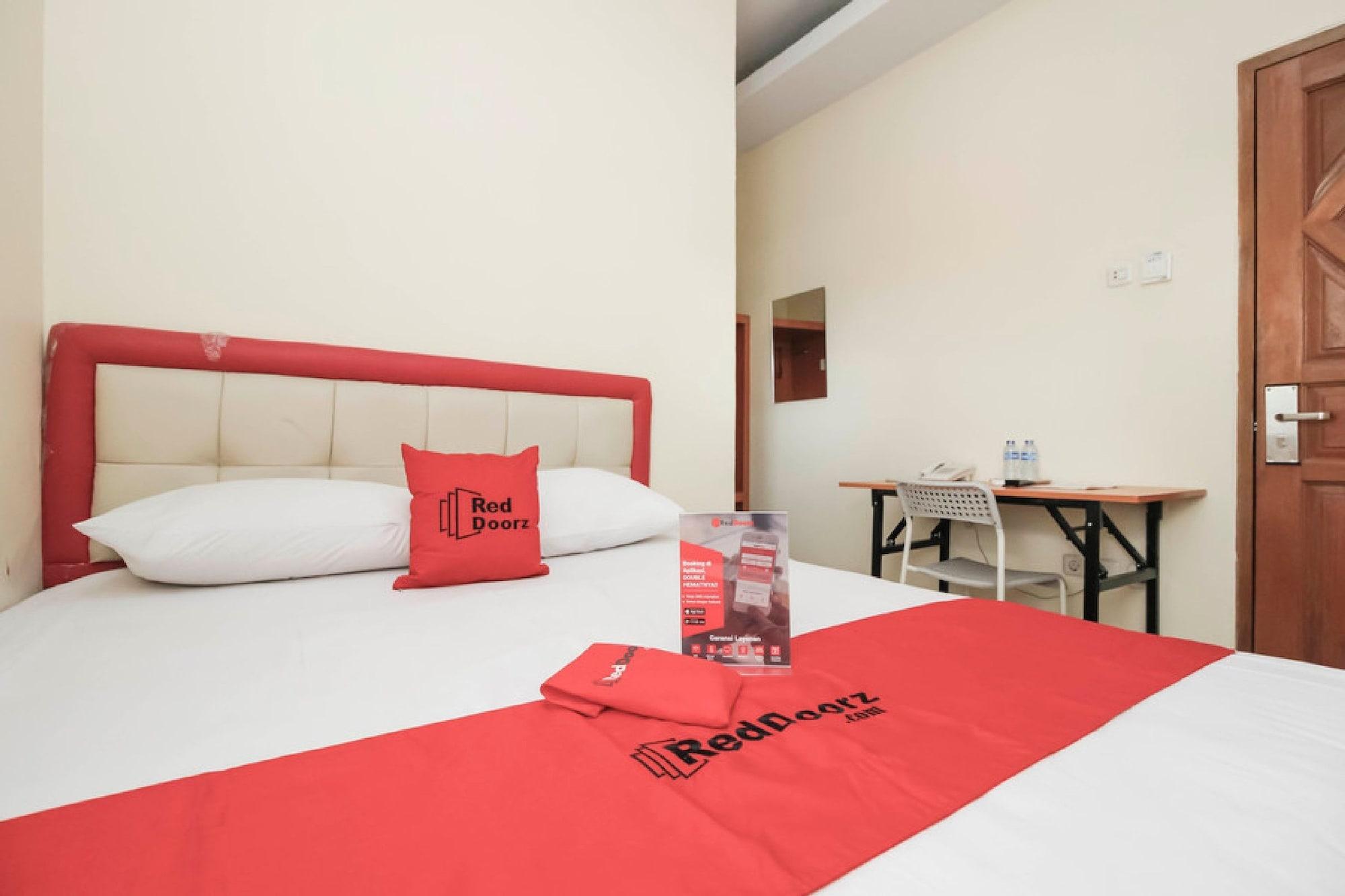 Reddoorz Plus @ Jalan Pemuda Jakarta Exterior photo
