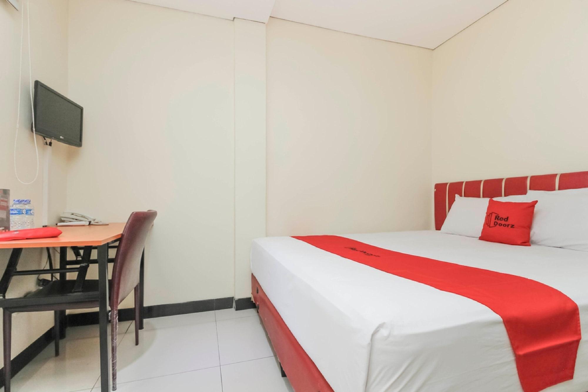 Reddoorz Plus @ Jalan Pemuda Jakarta Exterior photo