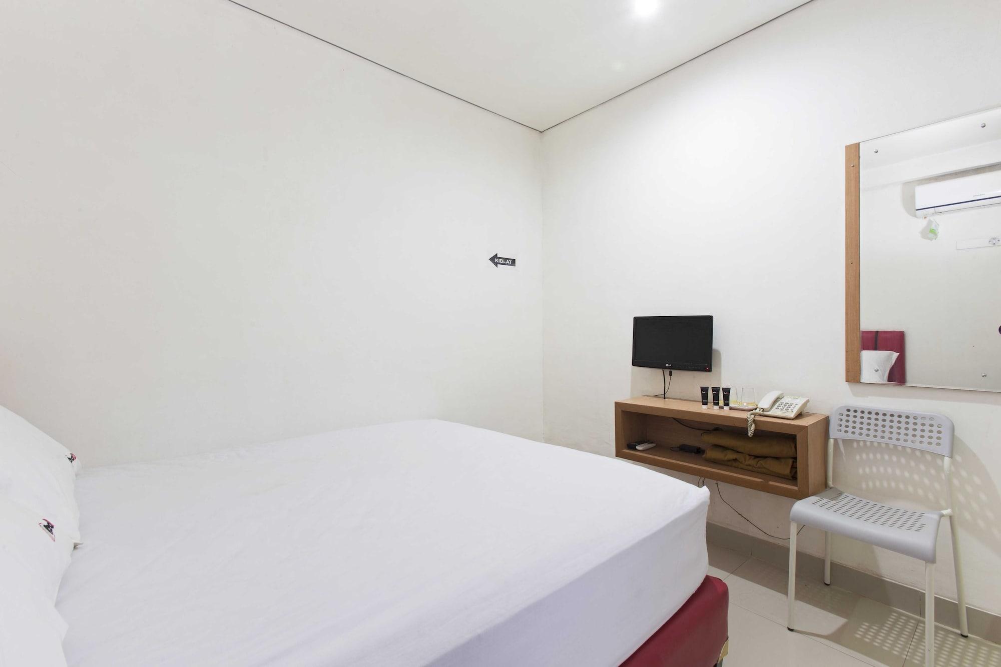 Reddoorz Plus @ Jalan Pemuda Jakarta Exterior photo
