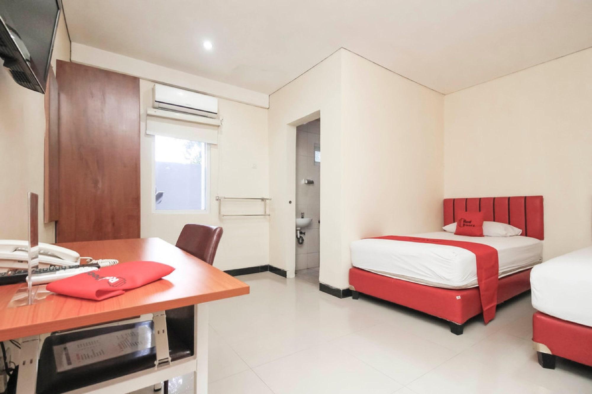Reddoorz Plus @ Jalan Pemuda Jakarta Exterior photo