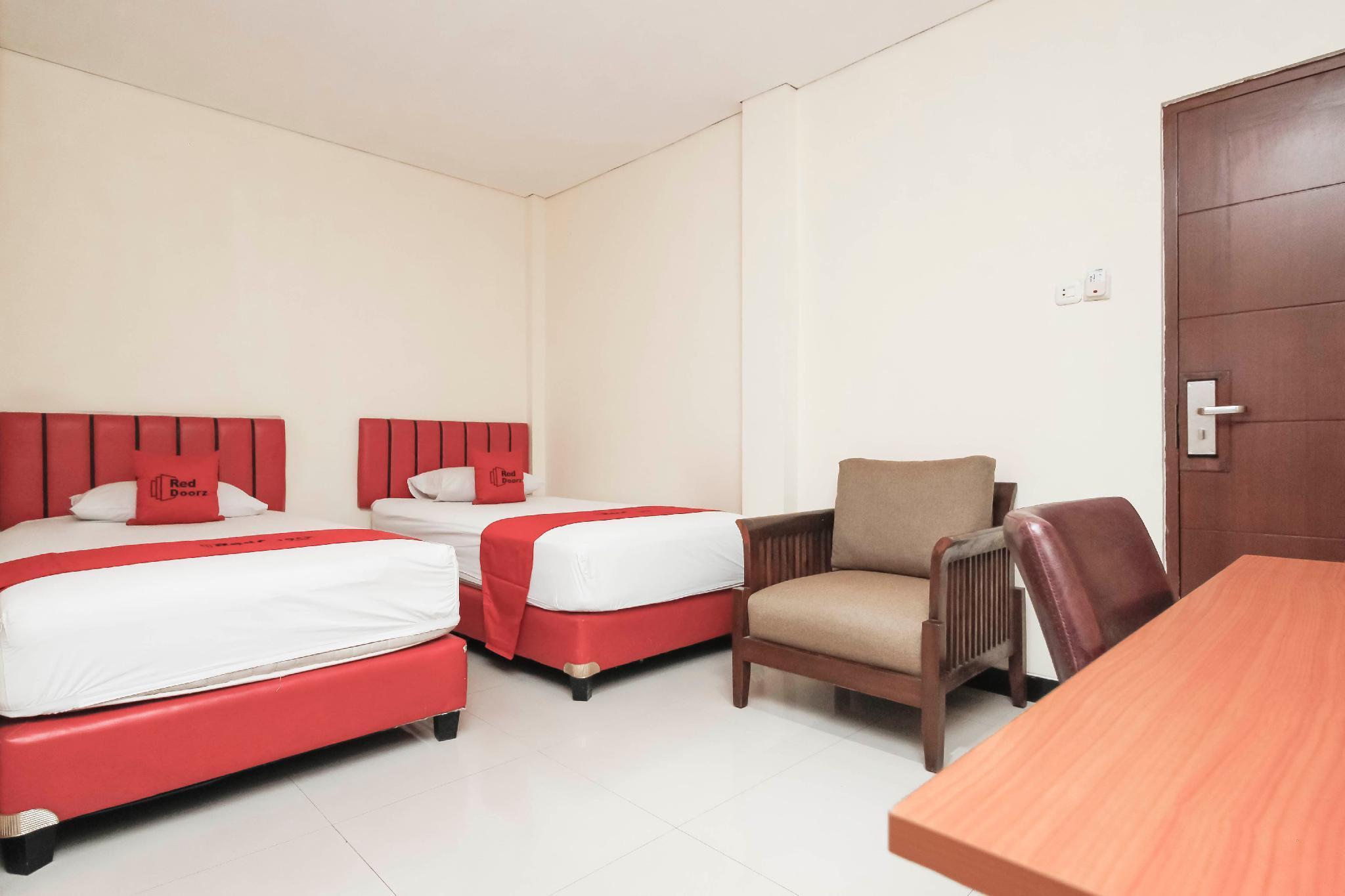 Reddoorz Plus @ Jalan Pemuda Jakarta Exterior photo