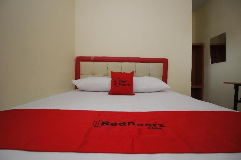 Reddoorz Plus @ Jalan Pemuda Jakarta Room photo