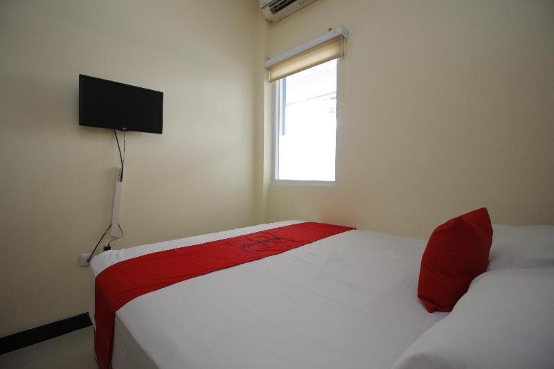 Reddoorz Plus @ Jalan Pemuda Jakarta Room photo