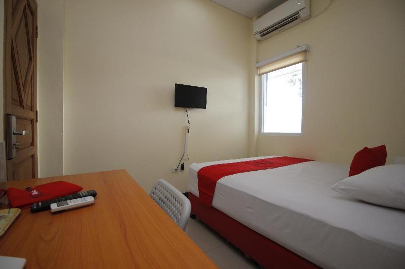Reddoorz Plus @ Jalan Pemuda Jakarta Room photo