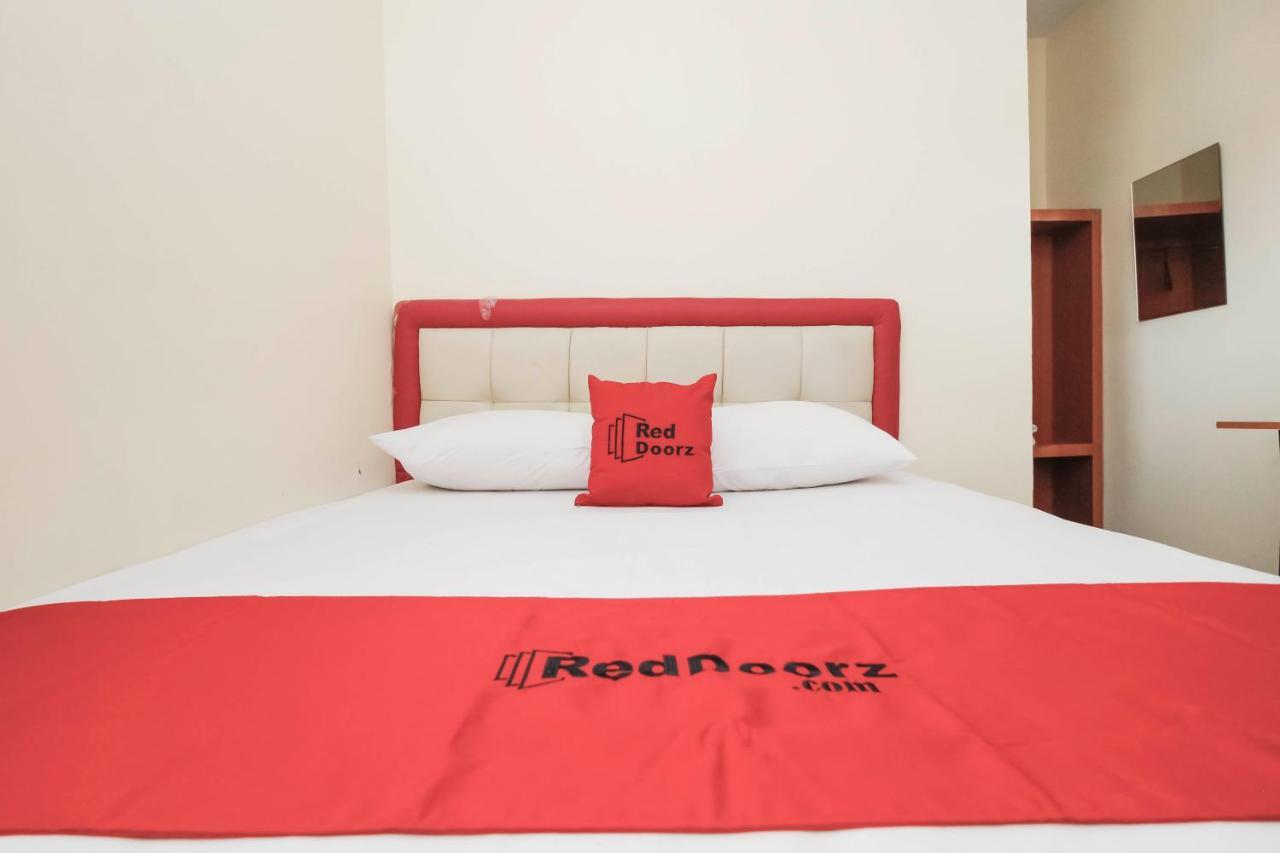 Reddoorz Plus @ Jalan Pemuda Jakarta Exterior photo