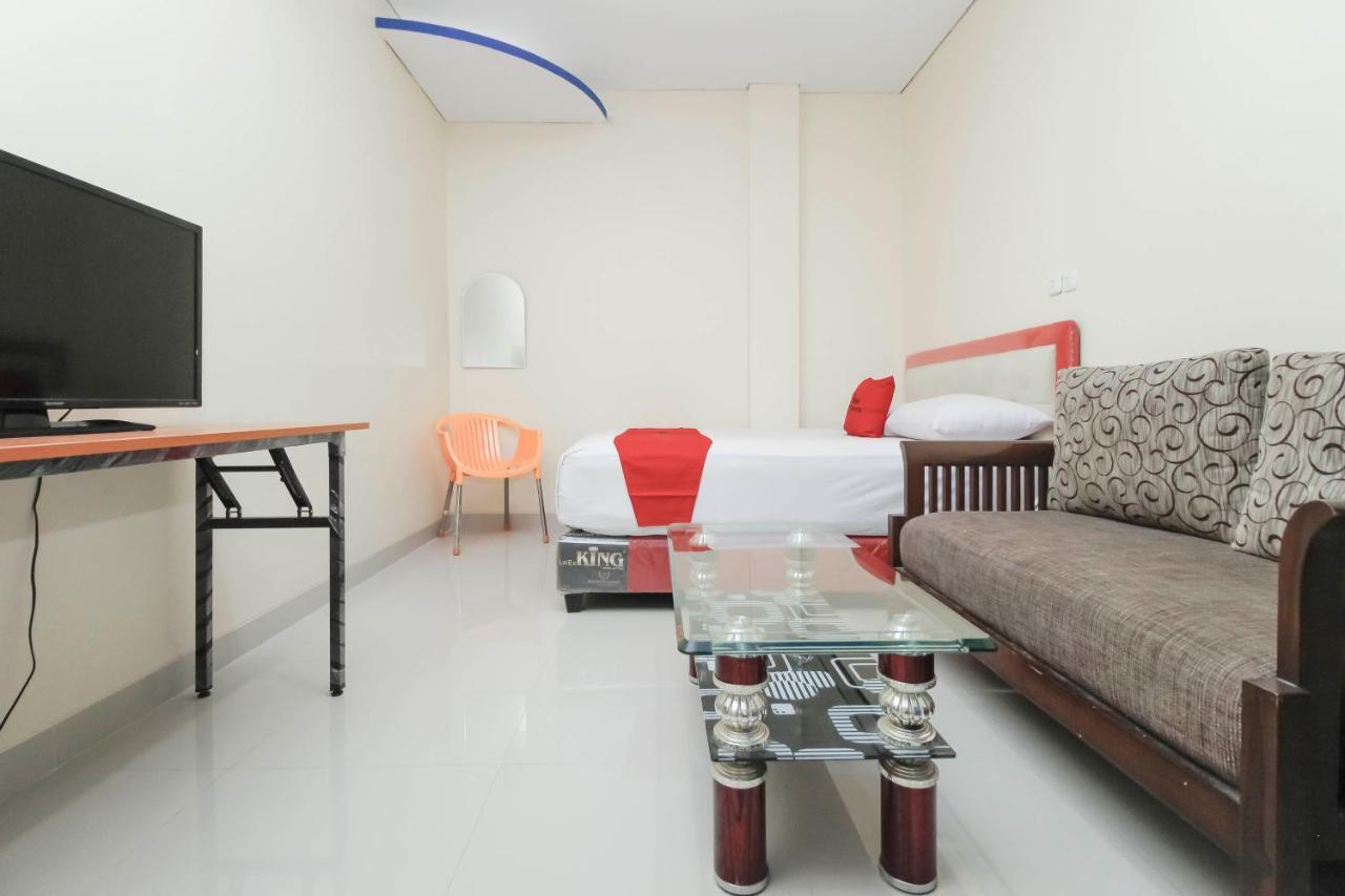 Reddoorz Plus @ Jalan Pemuda Jakarta Exterior photo
